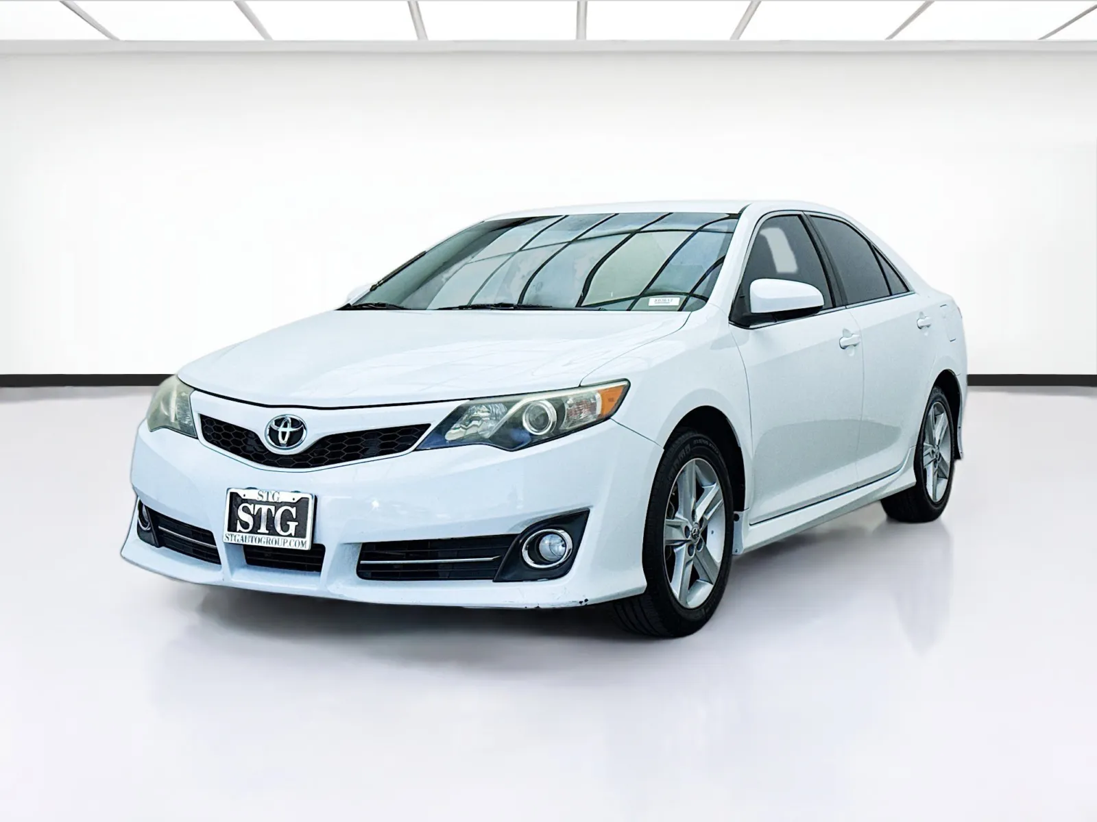 White 2014 Toyota Camry SE for sale in Bellflower, CA