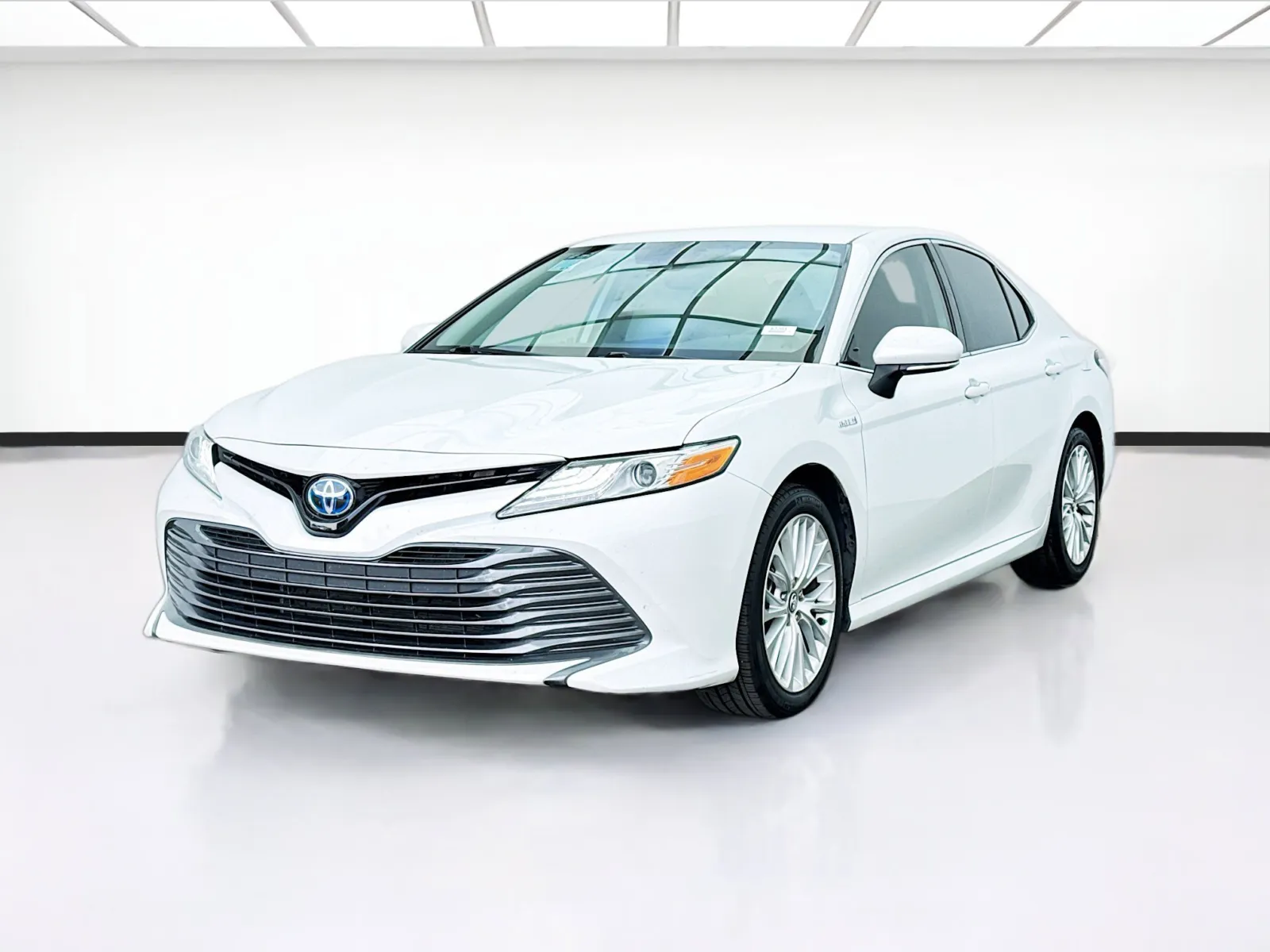 White 2020 Toyota Camry XLE for sale in Bellflower, CA