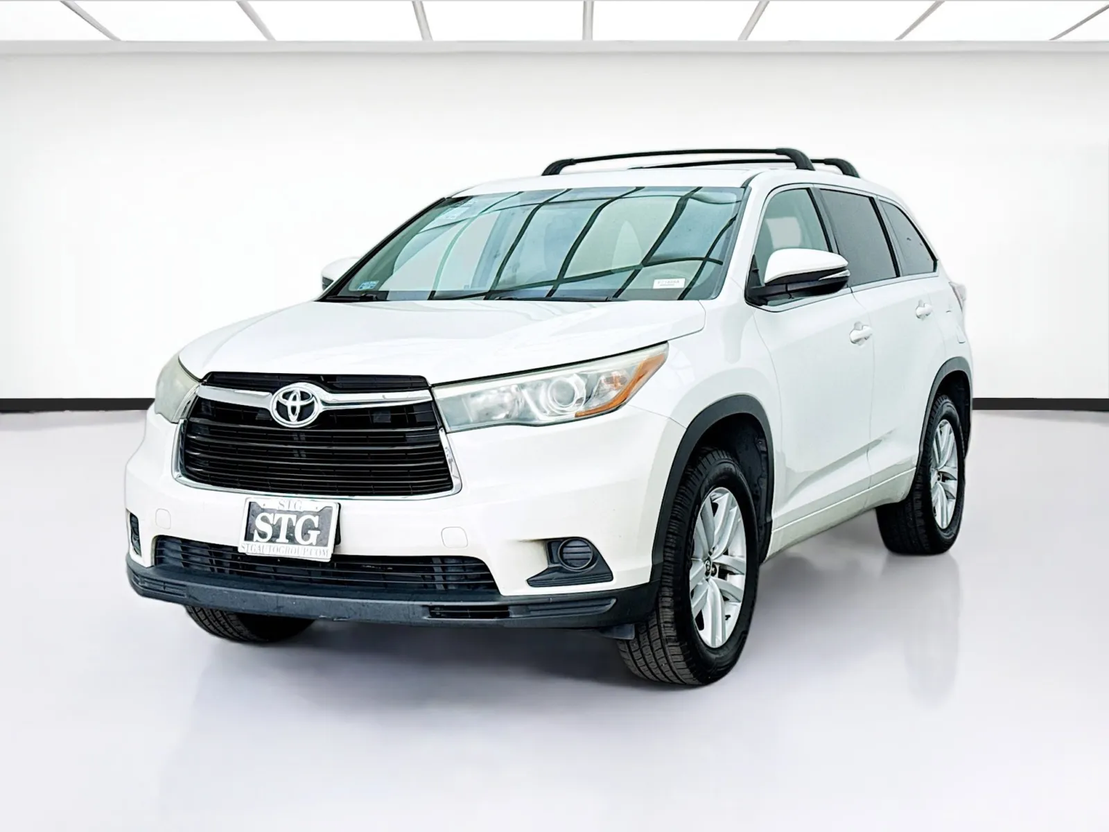 White 2016 Toyota Highlander LE for sale in Bellflower, CA