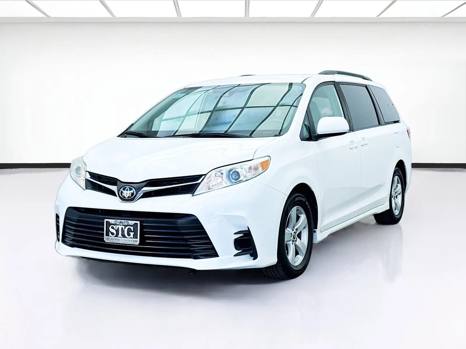 White 2019 Toyota Sienna L 7 Passenger for sale in Bellflower, CA