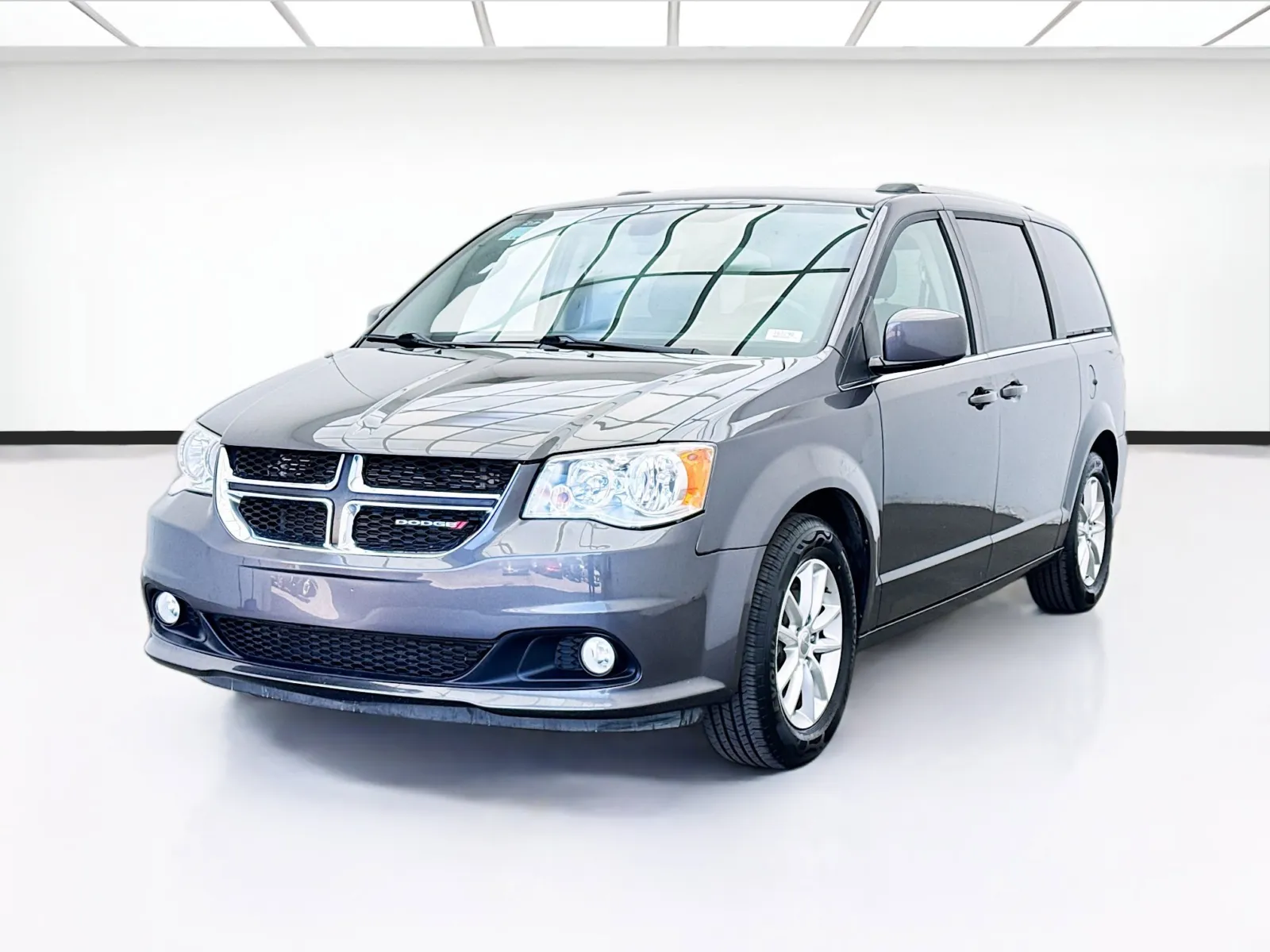 Gray 2019 Dodge Grand Caravan SXT for sale in Bellflower, CA