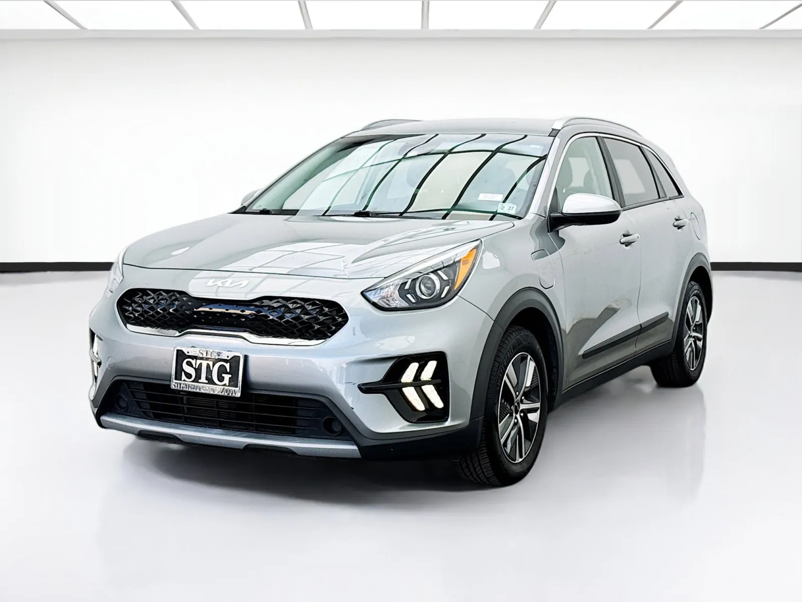 Gray 2022 Kia Niro Plug-In Hybrid LXS for sale in Bellflower, CA