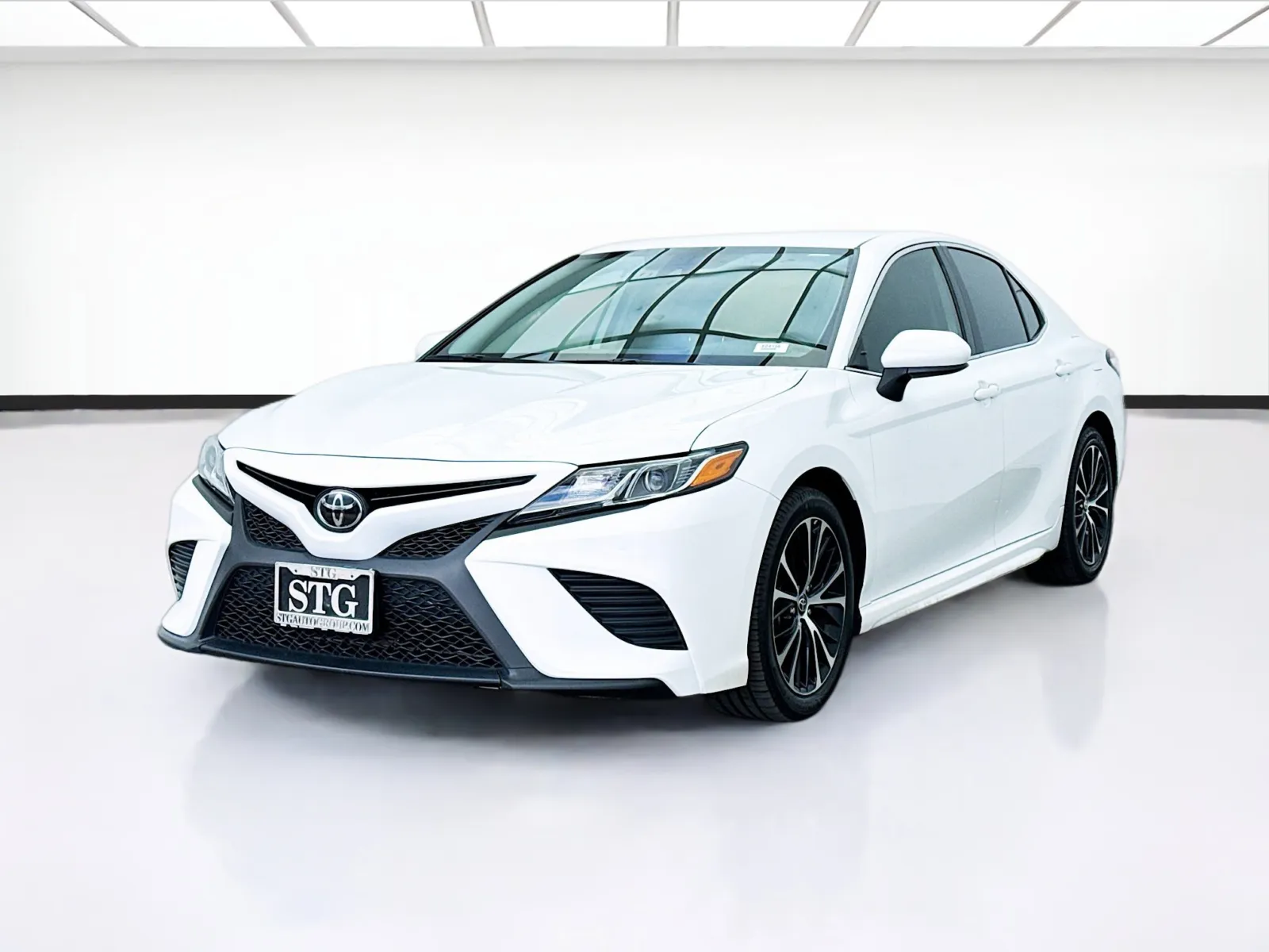 White 2020 Toyota Camry SE for sale in Bellflower, CA