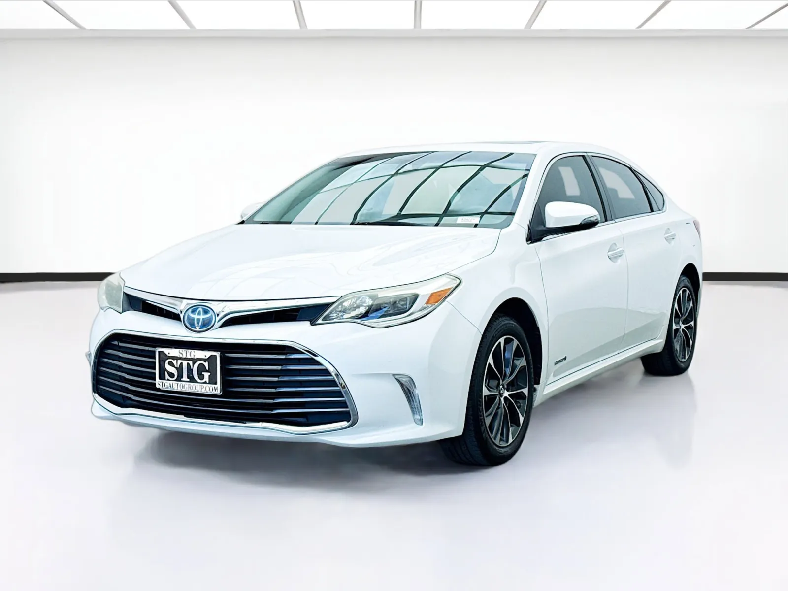 White 2018 Toyota Avalon XLE Premium for sale in Bellflower, CA