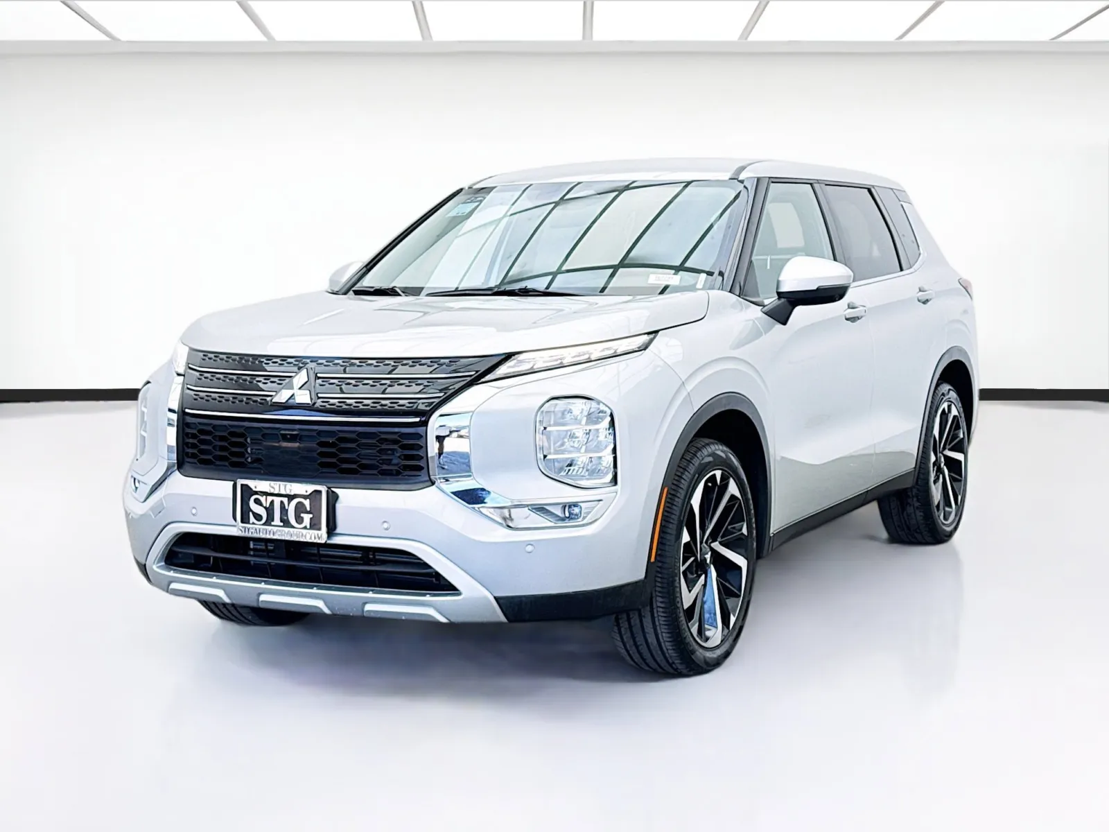 Silver 2024 Mitsubishi Outlander SE for sale in Bellflower, CA