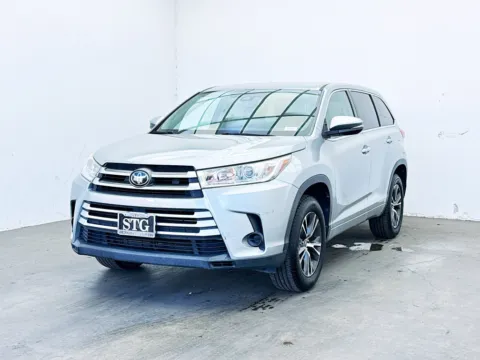Red 2017 Toyota Highlander LE for sale in Bellflower, CA