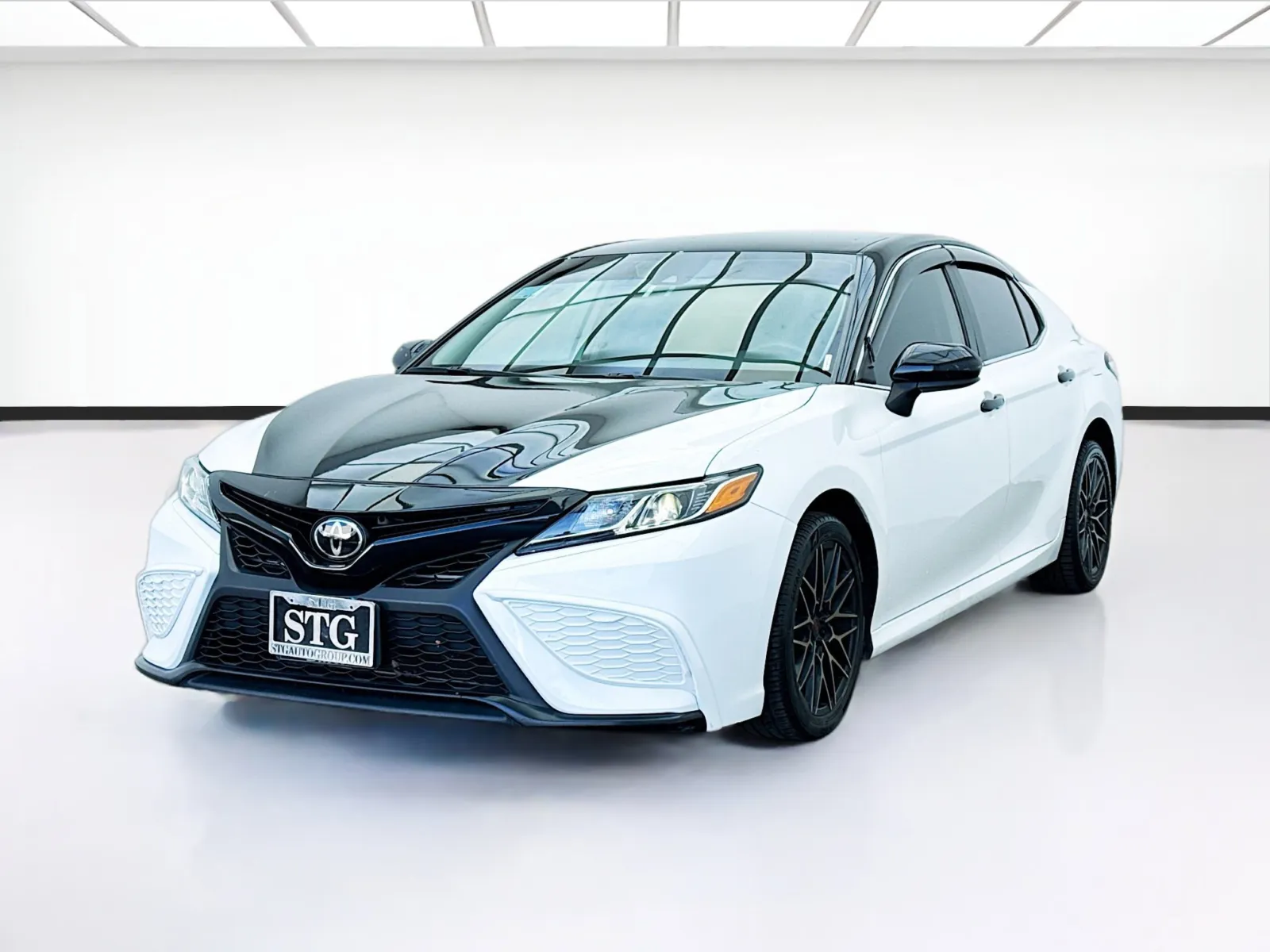 White 2020 Toyota Camry LE for sale in Bellflower, CA