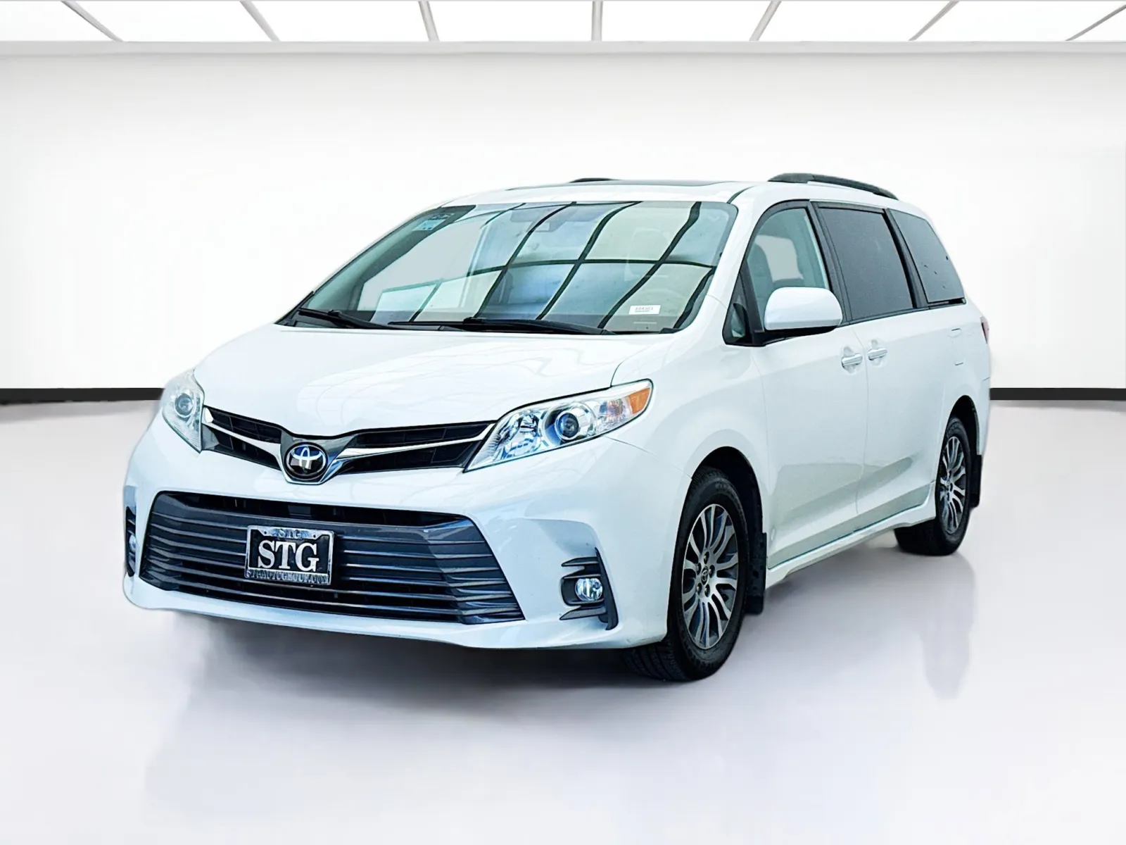 White 2020 Toyota Sienna XLE for sale in Bellflower, CA