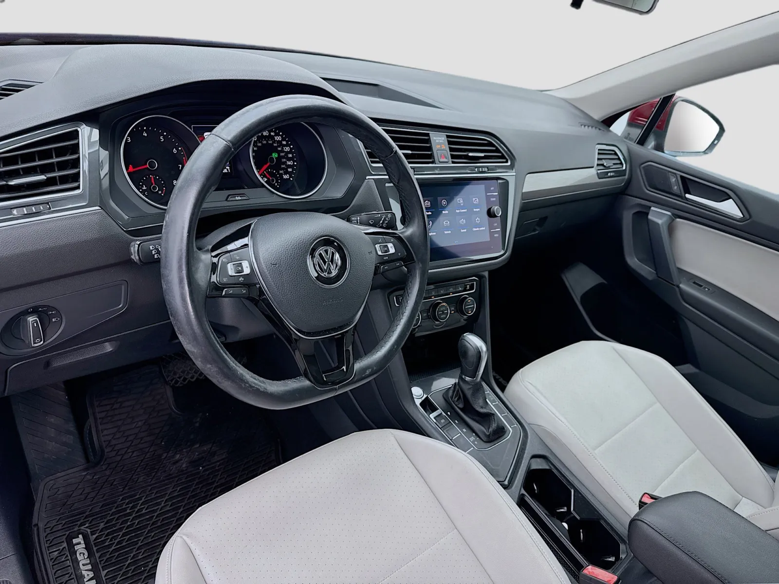 2019 Volkswagen Tiguan SEL R-Line photo 3