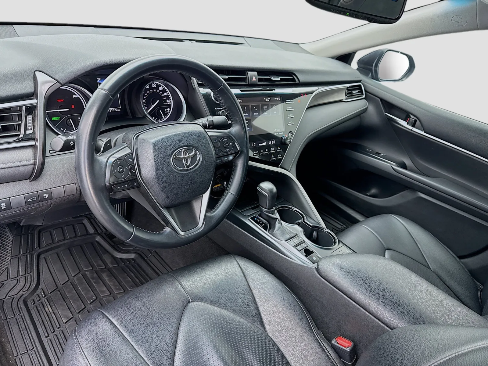 2018 Toyota Camry SE XLE Hybrid photo 2