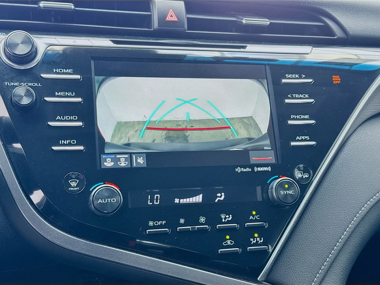 2018 Toyota Camry SE XLE Hybrid photo 3