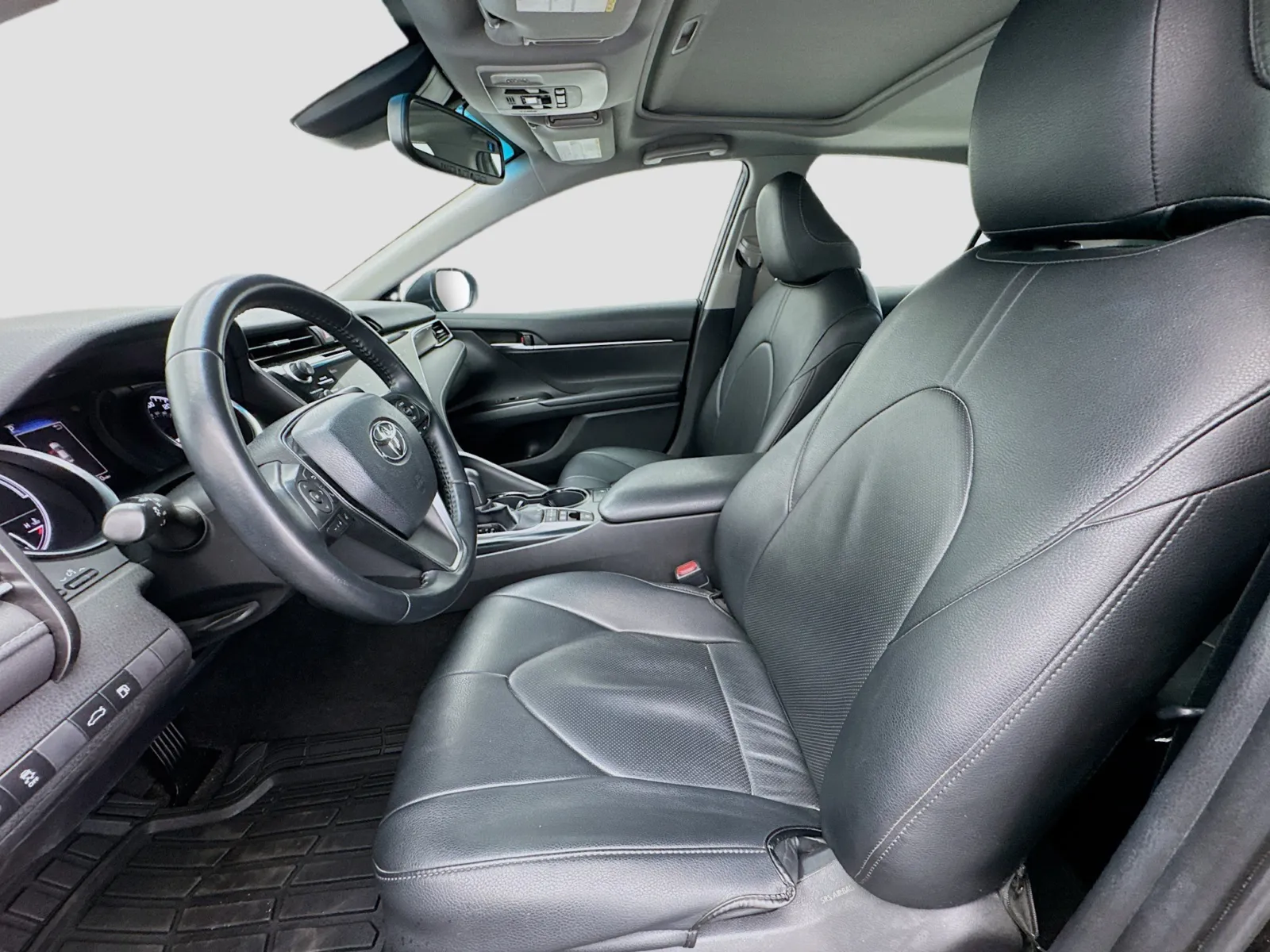 2018 Toyota Camry SE XLE Hybrid photo 4