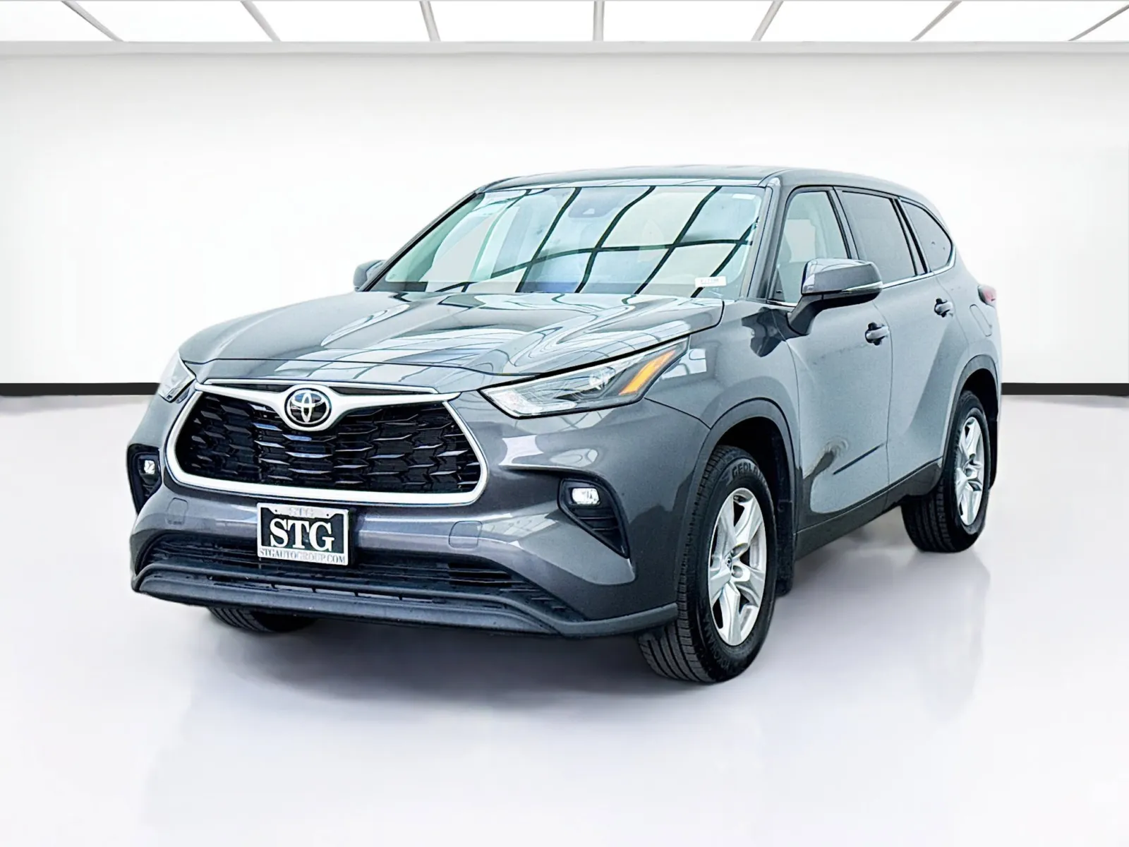 Gray 2022 Toyota Highlander LE for sale in Bellflower, CA