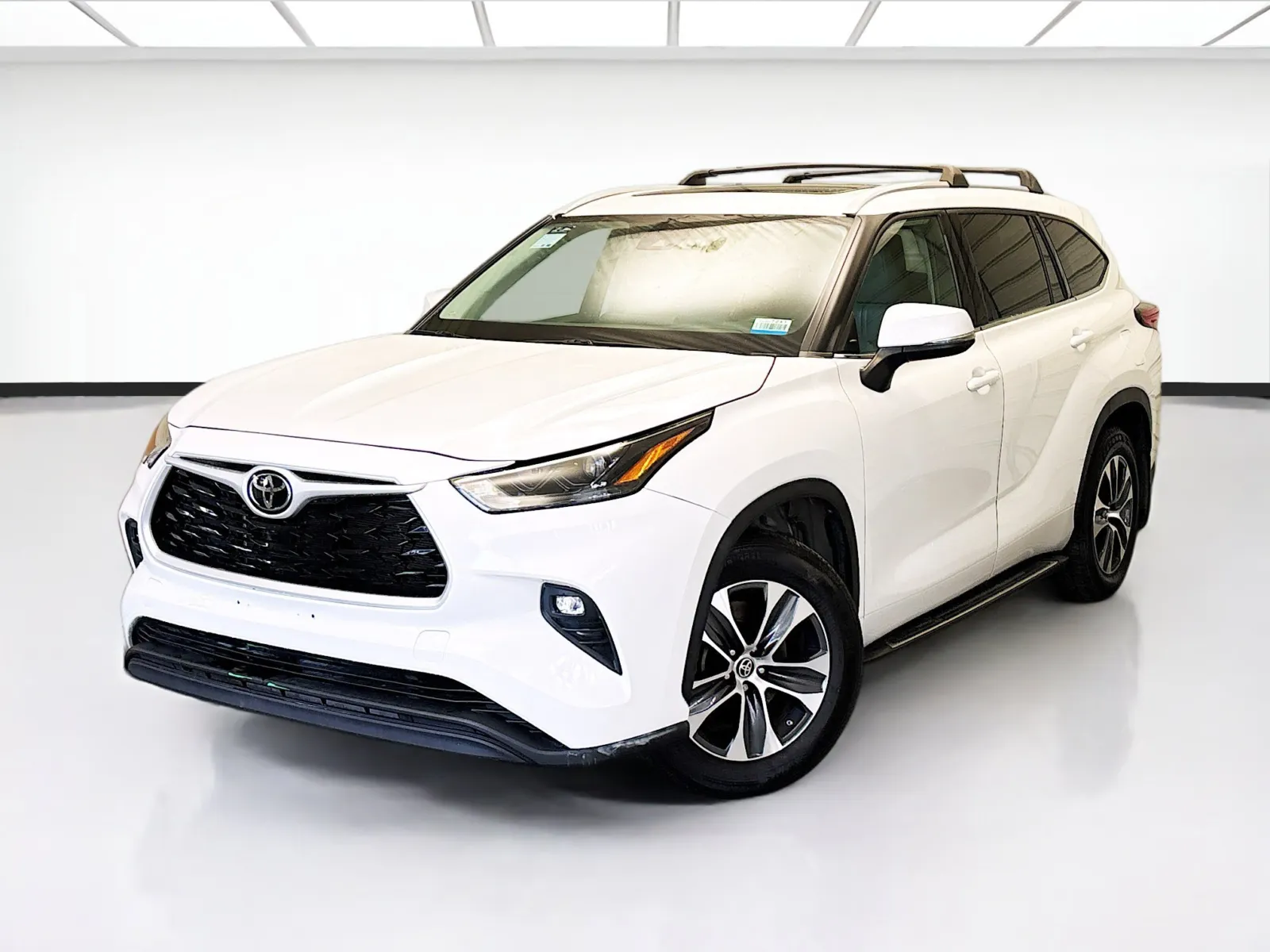 White 2022 Toyota Highlander XLE for sale in Bellflower, CA