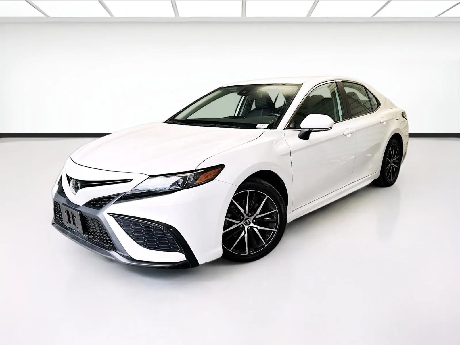 White 2023 Toyota Camry SE for sale in Bellflower, CA