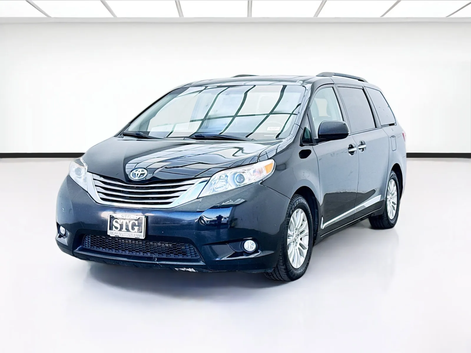 Black 2015 Toyota Sienna XLE 7 Passenger for sale in Bellflower, CA