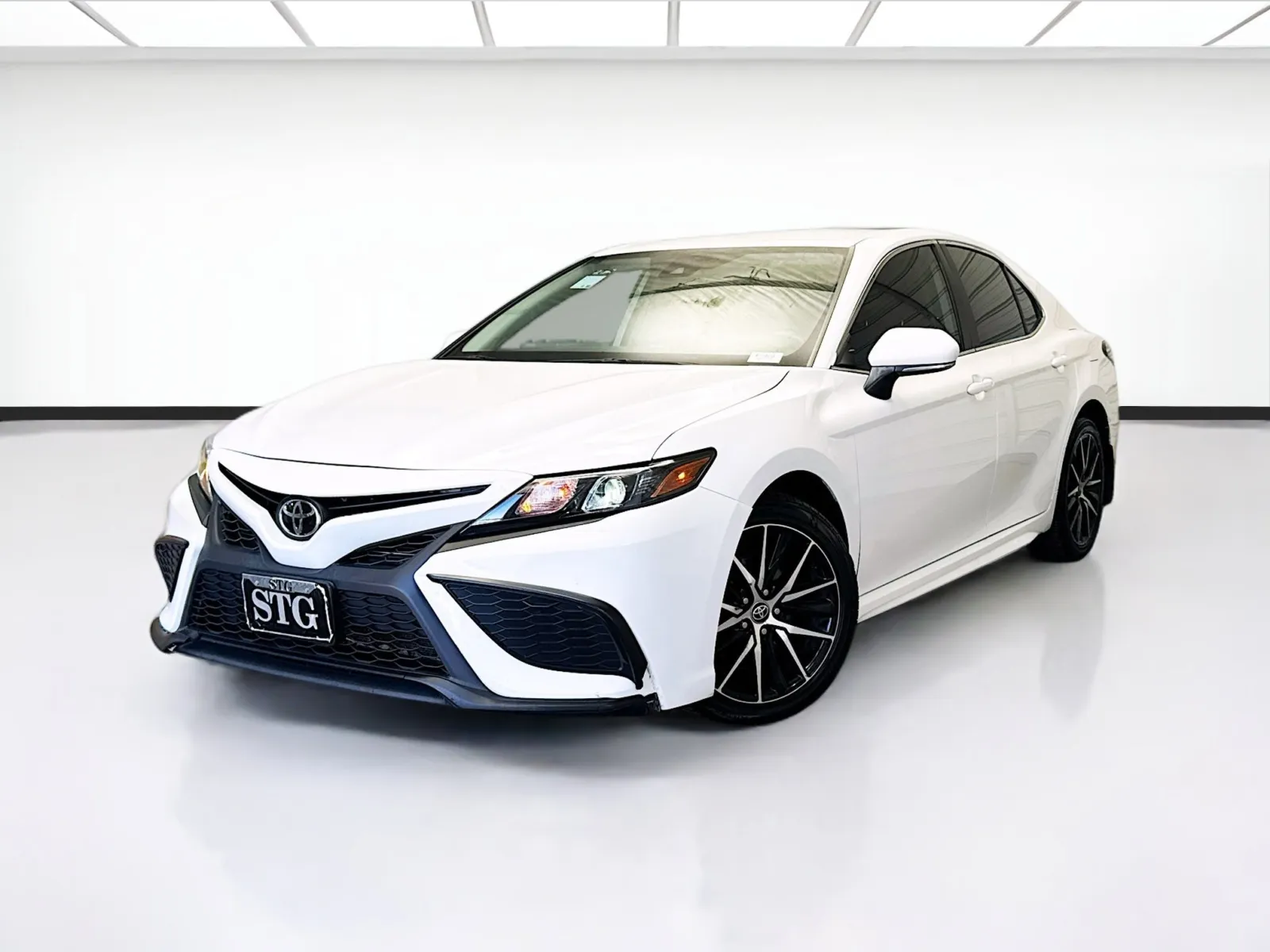 White 2023 Toyota Camry SE for sale in Bellflower, CA