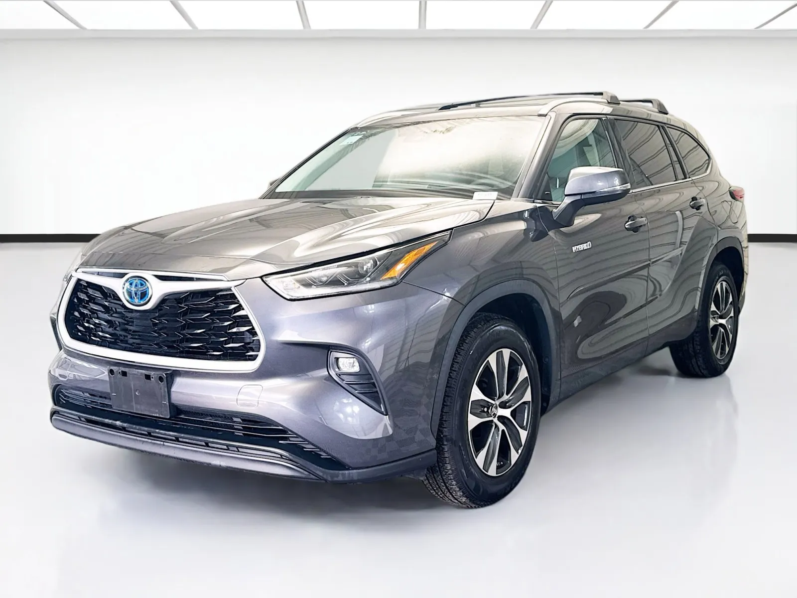 Gray 2021 Toyota Highlander XLE for sale in Bellflower, CA