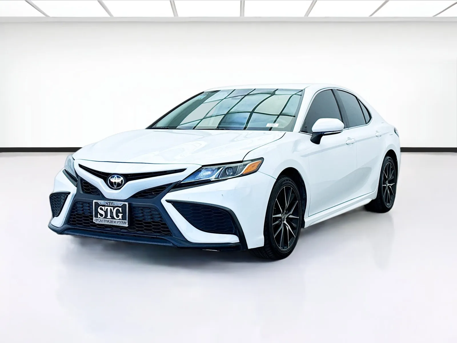 White 2023 Toyota Camry SE for sale in Bellflower, CA