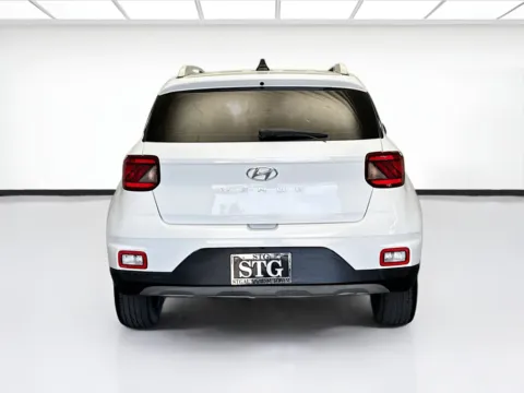 More photos of 2022 Hyundai Venue SEL at KarGenie, CA