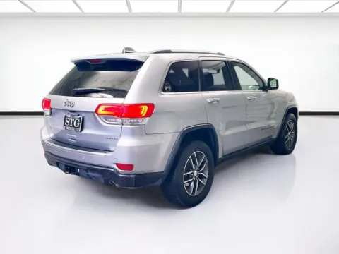 More photos of 2017 Jeep Grand Cherokee Limited at KarGenie, CA