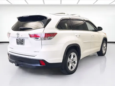 More photos of 2015 Toyota Highlander Limited at KarGenie, CA