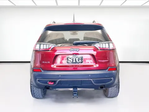 More photos of 2019 Jeep Cherokee Trailhawk at KarGenie, CA