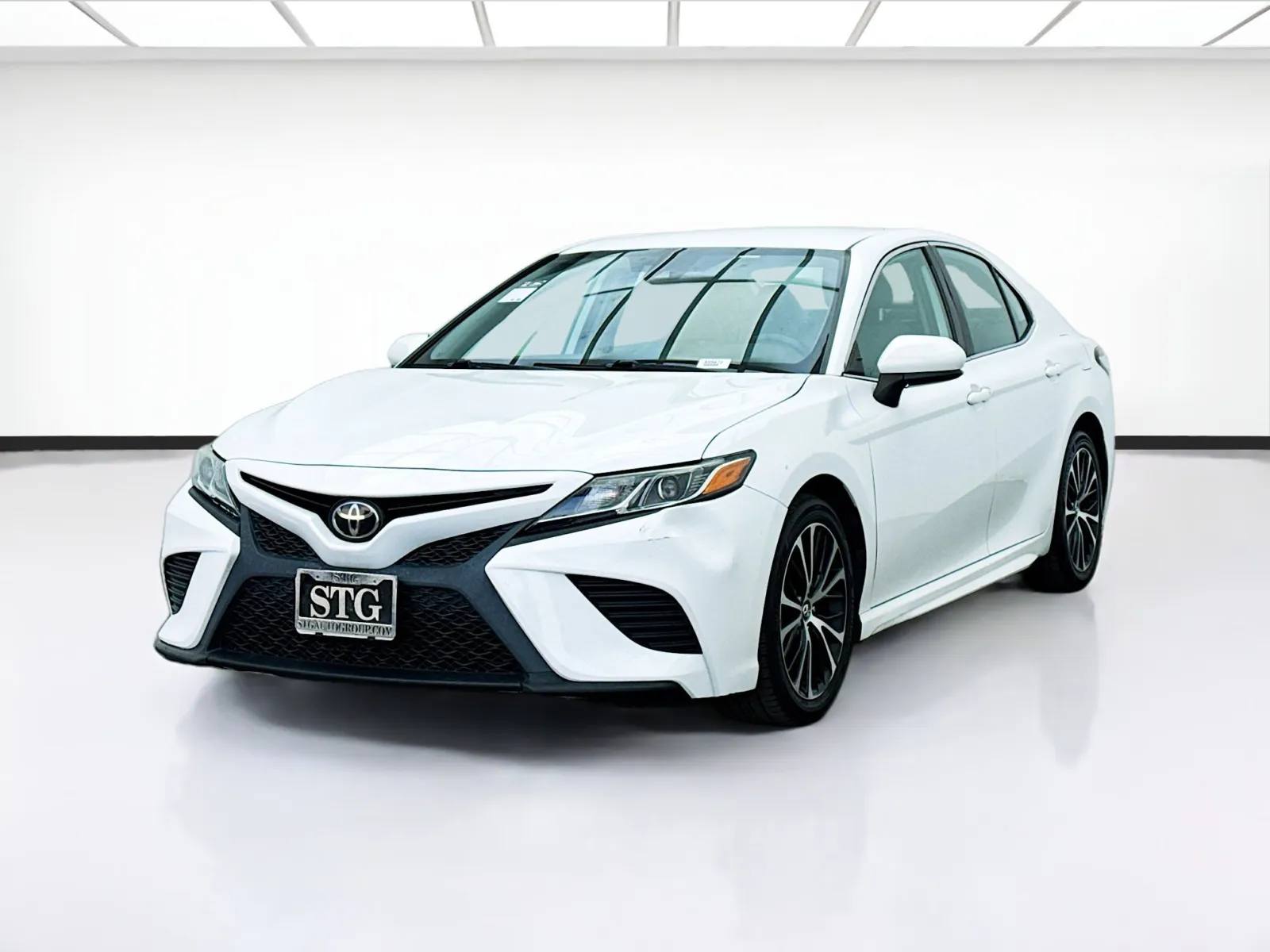 White 2019 Toyota Camry SE for sale in Montclair, CA