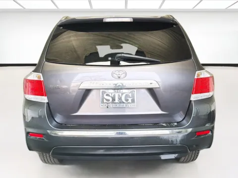 More photos of 2012 Toyota Highlander SE at KarGenie, CA