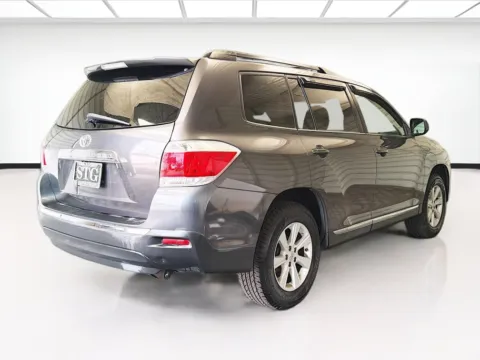 More photos of 2012 Toyota Highlander SE at KarGenie, CA