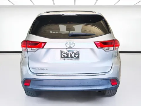 More photos of 2019 Toyota Highlander LE at KarGenie, CA