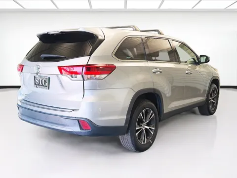More photos of 2019 Toyota Highlander LE at KarGenie, CA