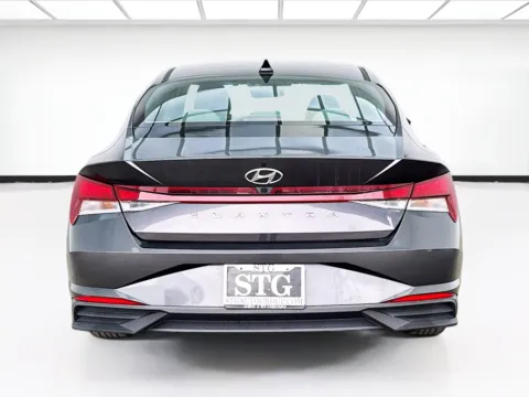 More photos of 2021 Hyundai Elantra SEL at KarGenie, CA