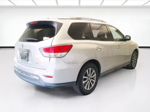 More photos of 2016 Nissan Pathfinder SV at KarGenie, CA