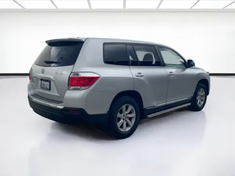 More photos of 2012 Toyota Highlander SE at KarGenie, CA