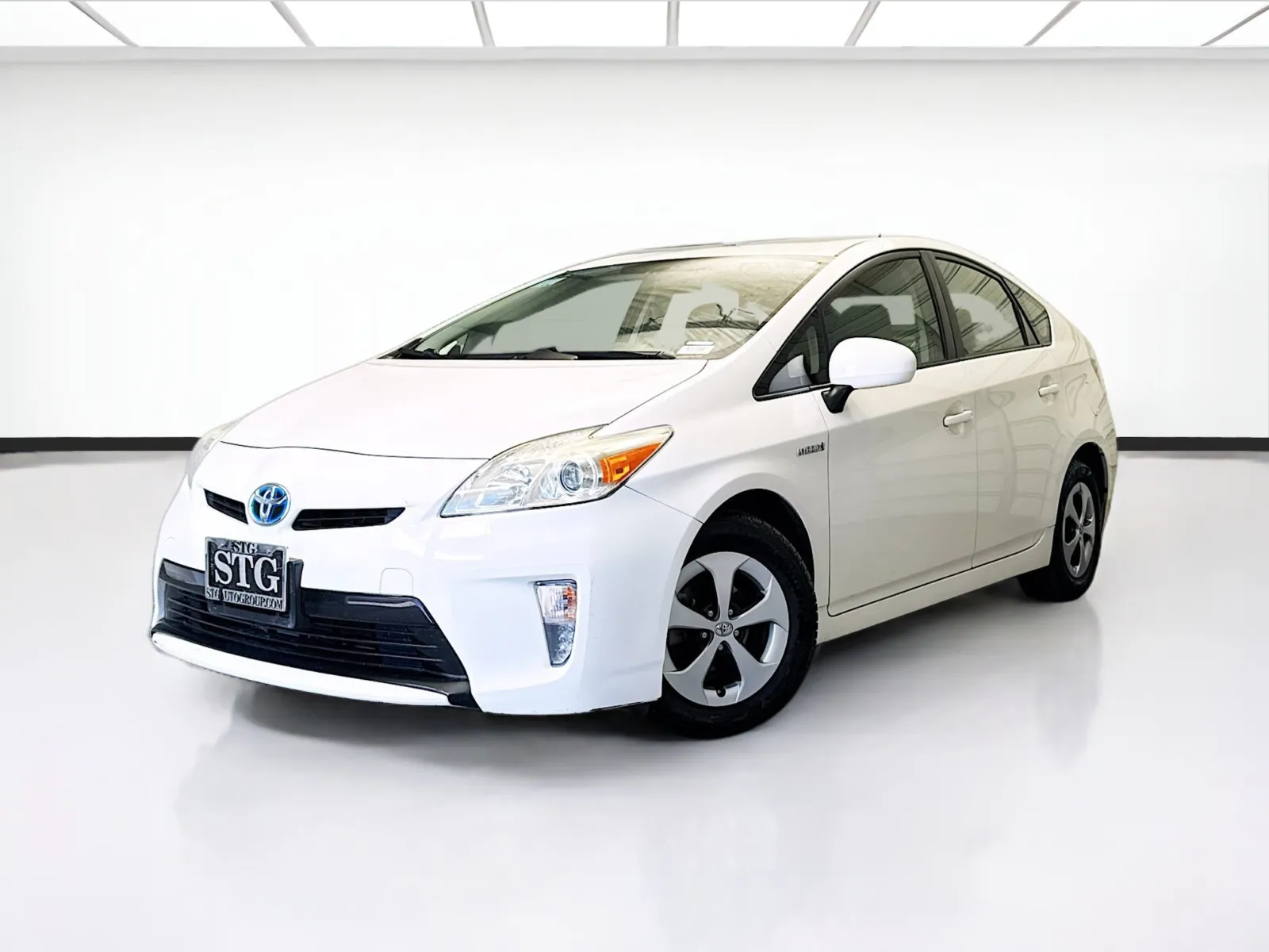 White 2015 Toyota Prius Two for sale in Fontana, CA
