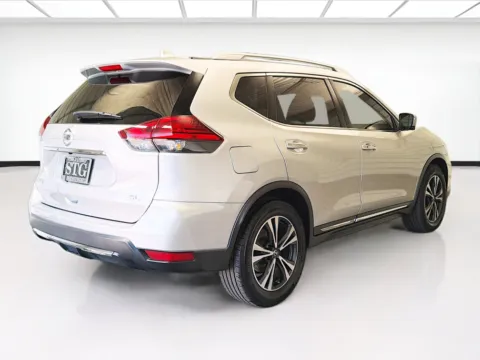 More photos of 2017 Nissan Rogue SL at KarGenie, CA