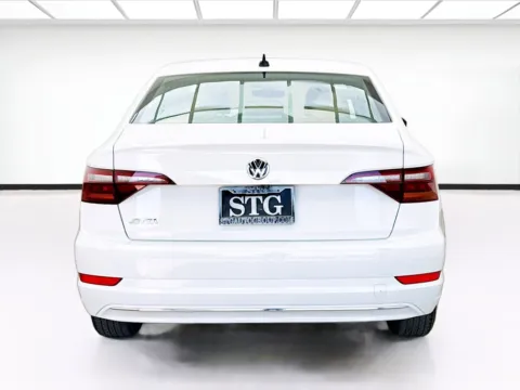 More photos of 2019 Volkswagen Jetta SEL at KarGenie, CA