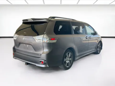 More photos of 2017 Toyota Sienna SE Premium at KarGenie, CA