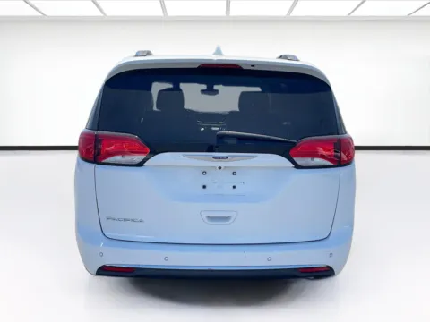 More photos of 2018 Chrysler Pacifica Touring L at KarGenie, CA