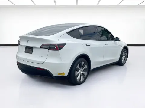 More photos of 2022 Tesla Model Y Long Range at KarGenie, CA