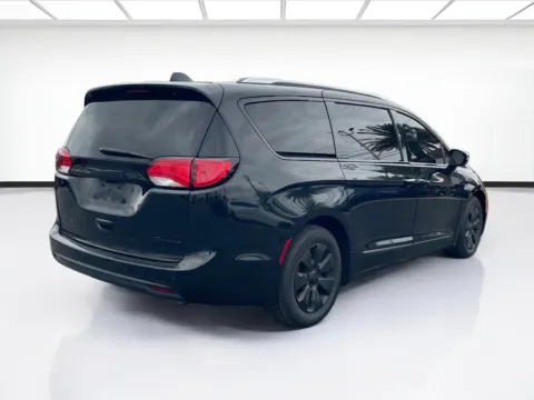 More photos of 2018 Chrysler Pacifica Hybrid Limited at KarGenie, CA
