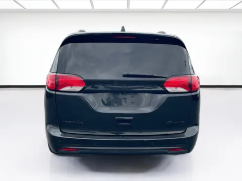 More photos of 2018 Chrysler Pacifica Hybrid Limited at KarGenie, CA