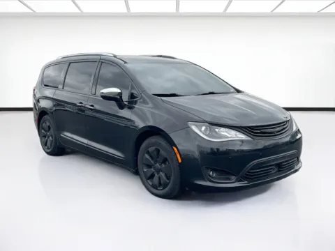 Another view of 2018 Chrysler Pacifica Hybrid Limited for sale in Fontana, CA at KarGenie