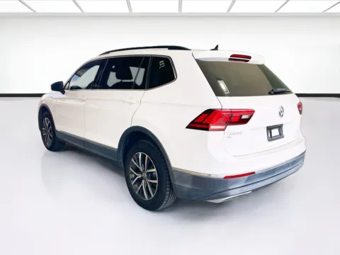 More photos of 2020 Volkswagen Tiguan SE at KarGenie, CA