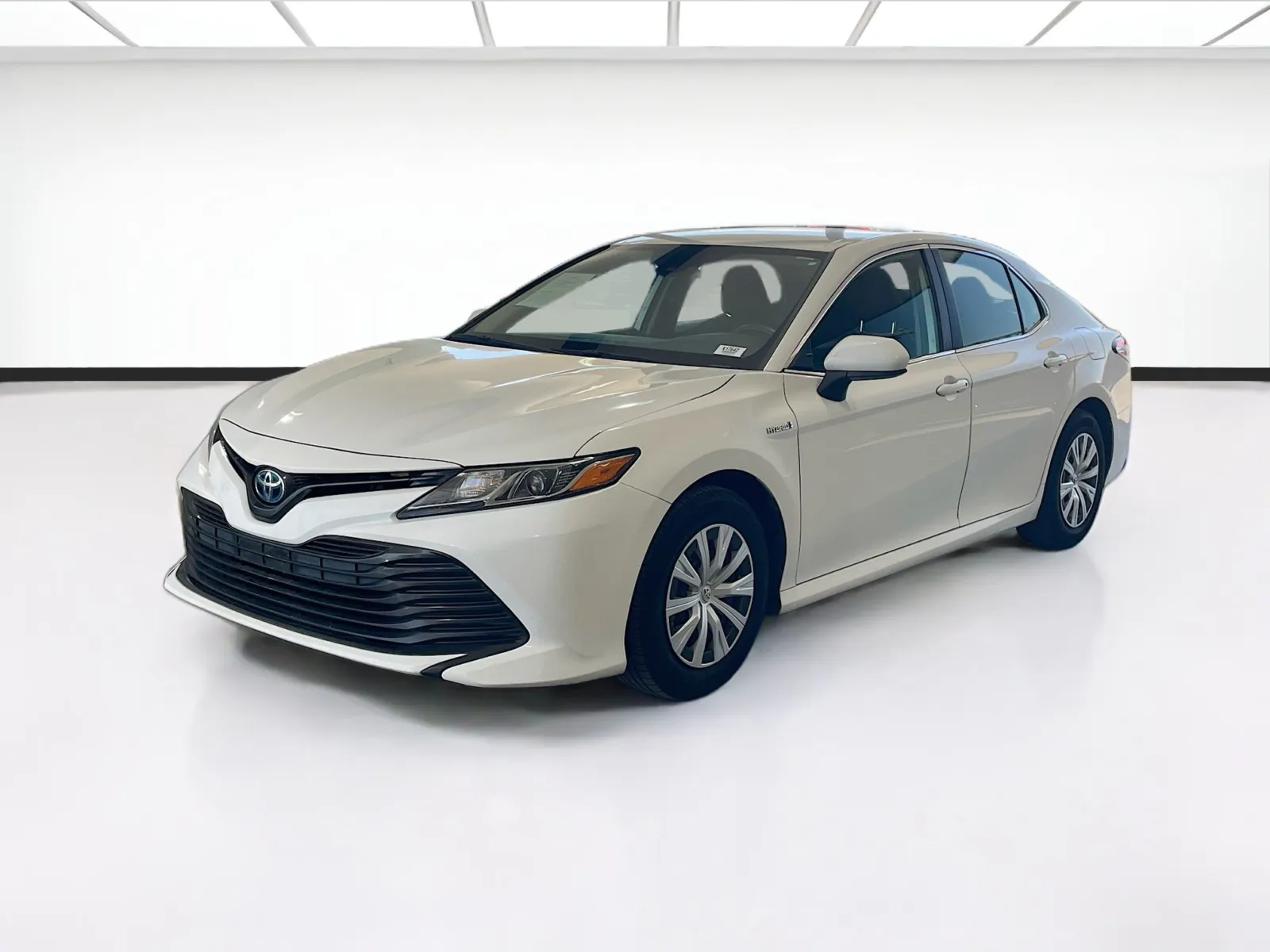 White 2020 Toyota Camry Hybrid LE for sale in Fontana, CA