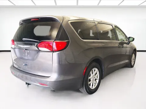 More photos of 2017 Chrysler Pacifica Touring at KarGenie, CA