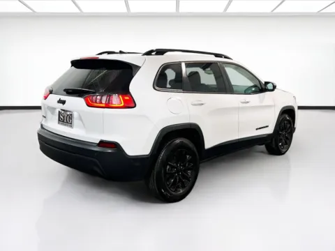 More photos of 2023 Jeep Cherokee Altitude at KarGenie, CA