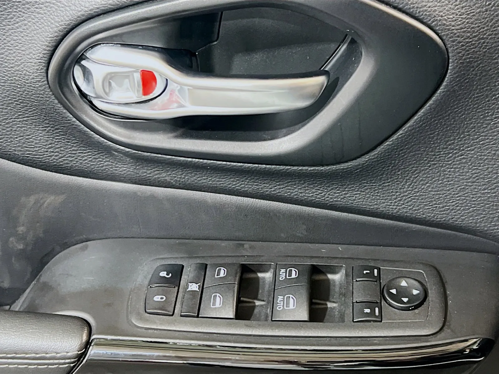 Jeep Cherokee photo 14
