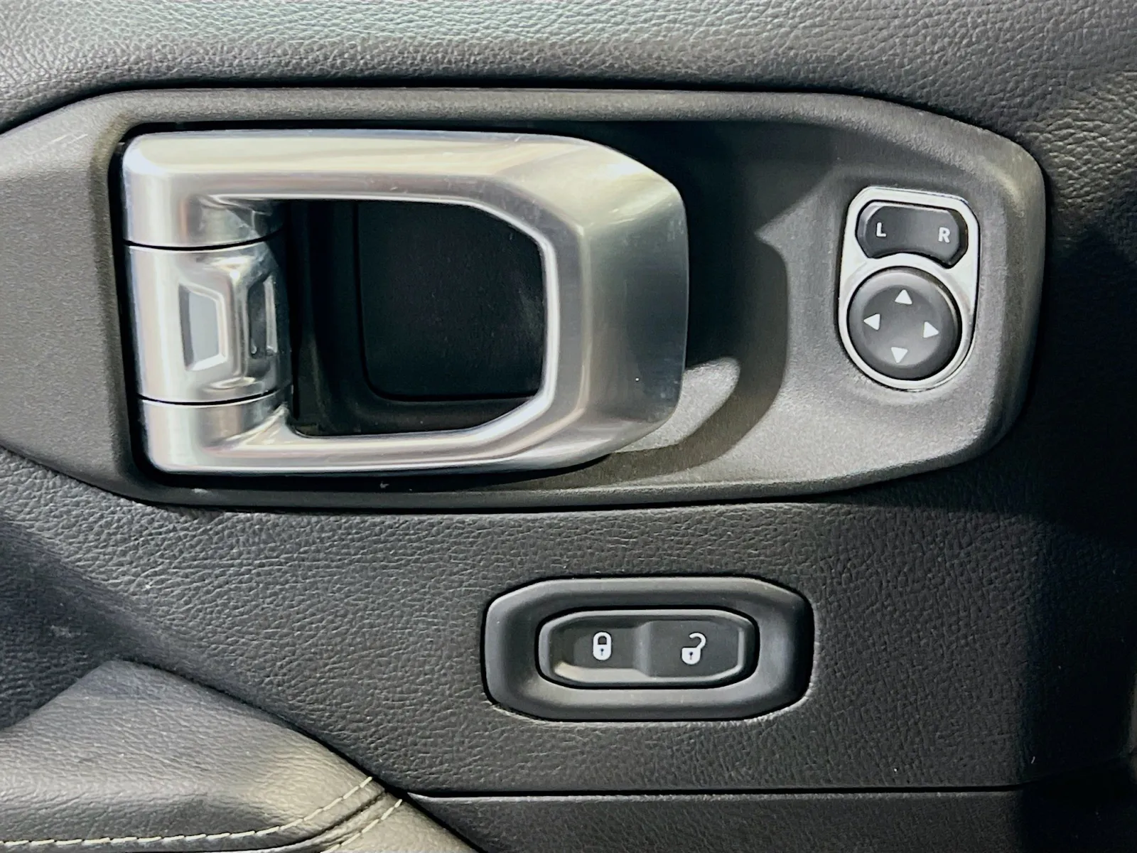 Jeep Wrangler photo 14